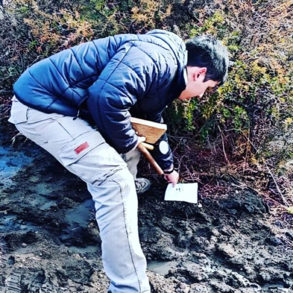 Muestreo de suelo de un ambiente natural afectado por petróleo proveniente de pozos sin un sellado adecuado